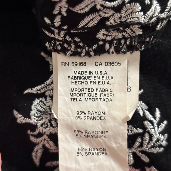 Black & White Top Size XL Floral Embroidery Bell Sleeve Peasant  Whimsigoth - Picture 6 of 8